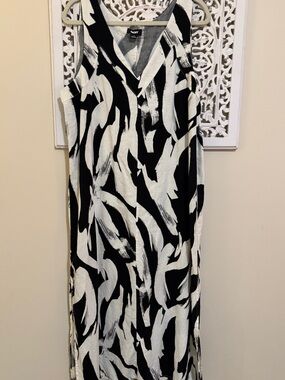 Dkny Black & White Brushstroke V-Neck Linen-blend Maxi Dress